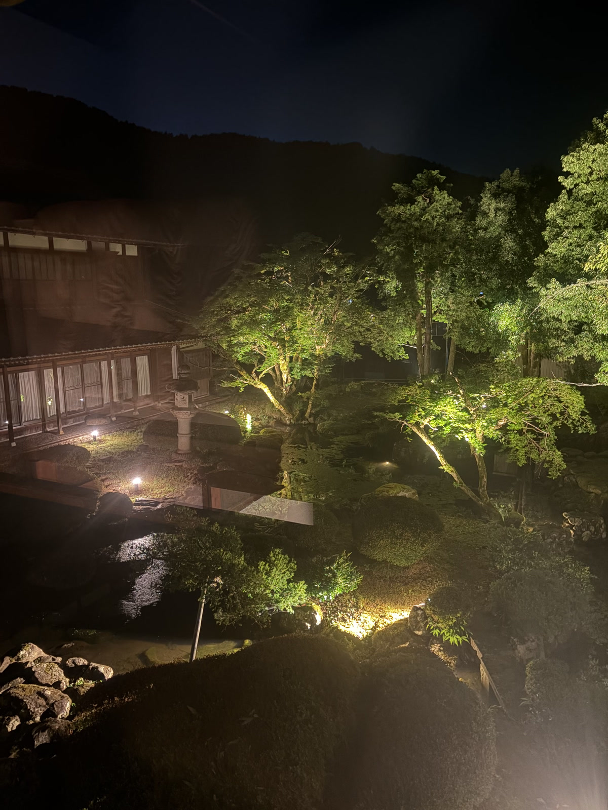 灯光中浮现的夜间主屋