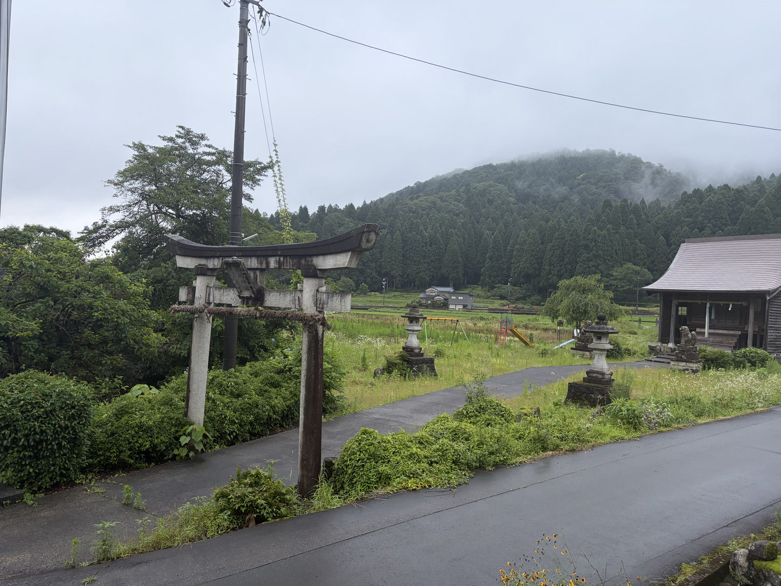 雾中的山与鸟居