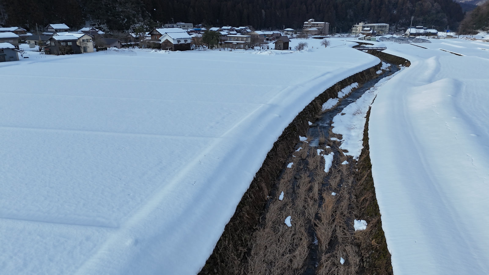 蜿蜒于雪原的河流（航拍）