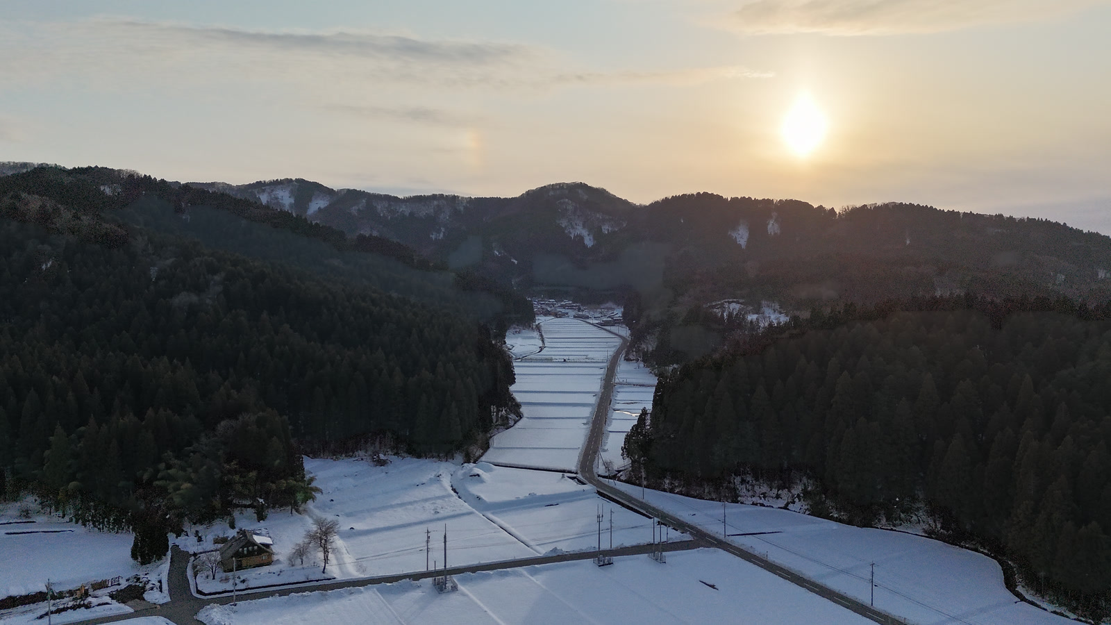 落入雪谷的夕阳（航拍）