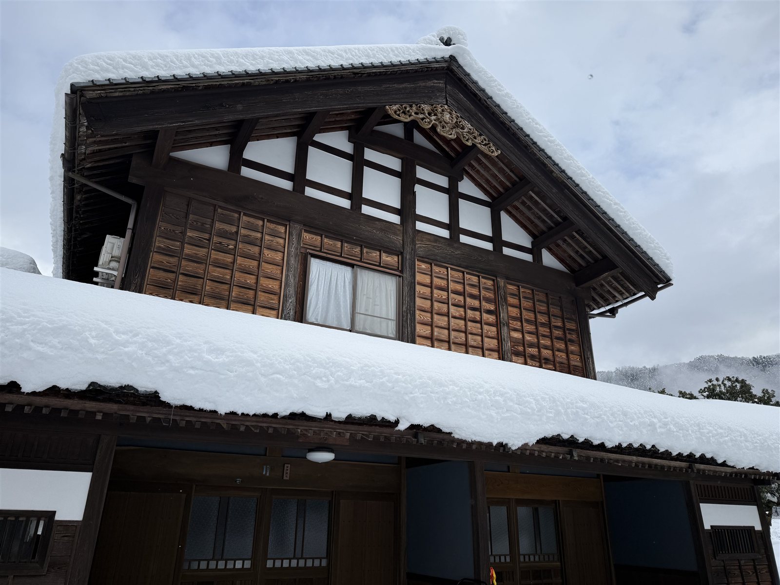 积雪的屋檐